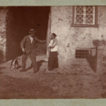 Giovanni Pascoli nel giardino della casa di Castelvecchio, con Maria e il cane Gulì Giovanni Pascoli nel giardino della casa di Castelvecchio, con Maria e il cane Gulì