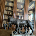 Biblioteca di Giovanni Pascoli: la Lupa sulla scrivania dedicata alla composizione delle opere in latino Biblioteca di Giovanni Pascoli: la Lupa sulla scrivania dedicata alla composizione delle opere in latino