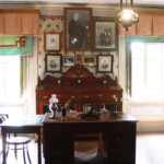 La scrivania centrale nello studio al primo piano La scrivania centrale nello studio al primo piano