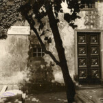 Cappella di Casa Pascoli. A destra della porta è apposta la lapide commemorativa della visita del Duce nel 1930 Cappella di Casa Pascoli. A destra della porta è apposta la lapide commemorativa della visita del Duce nel 1930