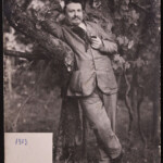 Foto di Michele Bertagna a Giovanni Pascoli nel suo giardino, 1903 Foto di Michele Bertagna a Giovanni Pascoli nel suo giardino, 1903
