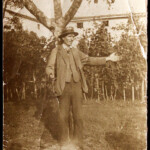 Zi' Meo in abiti buoni, appoggiato ad un albero nella "chiusa" di Casa Pascoli Zi' Meo in abiti buoni, appoggiato ad un albero nella "chiusa" di Casa Pascoli