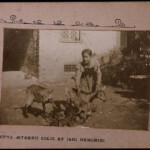 Maria Pascoli davanti casa con due caprette Maria Pascoli davanti casa con due caprette