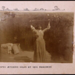 Contadina con la tipica "vassoia" sulla testa Contadina con la tipica "vassoia" sulla testa