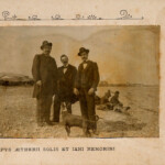 Pascoli con Sala Contarini e Giovan Francesco Sammarco sulla spiaggia di Maregrosso (Messina), 1901 Pascoli con Sala Contarini e Giovan Francesco Sammarco sulla spiaggia di Maregrosso (Messina), 1901