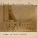 Giovanni Pascoli sul balone della casa di Messina Giovanni Pascoli sul balone della casa di Messina