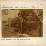 Il piccolo Valente Arrighi ("Valentino") davanti casa Pascoli Il piccolo Valente Arrighi ("Valentino") davanti casa Pascoli