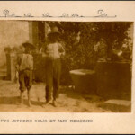 Due dei figli di Giovanni Arrighi davanti casa Pascoli Due dei figli di Giovanni Arrighi davanti casa Pascoli