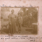 Chiara Mazzari, madre di Valentino, intona un canto davanti a casa Pascoli, mentre Maria ascolta "in estasi" Chiara Mazzari, madre di Valentino, intona un canto davanti a casa Pascoli, mentre Maria ascolta "in estasi"