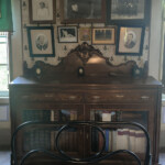 Biblioteca, studio di Giovanni Pascoli dietro la scrivania Biblioteca, studio di Giovanni Pascoli dietro la scrivania