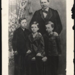 Ruggero Pascoli con i tre figli maggiori, Giacomo, Luigi e Giovanni Ruggero Pascoli con i tre figli maggiori, Giacomo, Luigi e Giovanni