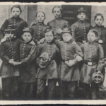 Giovanni Pascoli bambino, nel collegio Raffaello dei Padri Scolopi a Urbino Giovanni Pascoli bambino, nel collegio Raffaello dei Padri Scolopi a Urbino